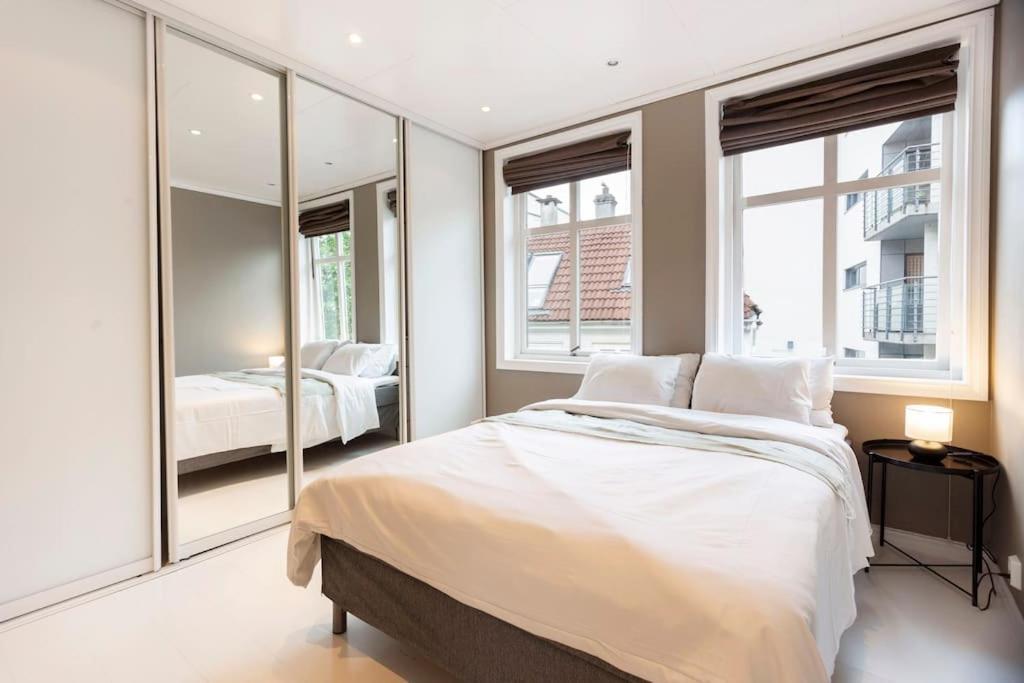 New! Modern Top Floor Apartment In Historic Area! Bergen Exterior photo